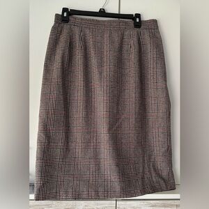 Vintage skirt by panther. Fully lined in excellent condition.